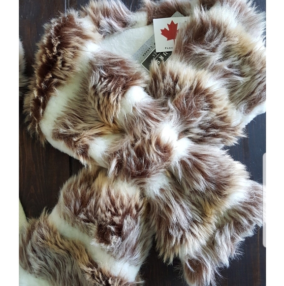 🧣FAUX FUR SET OF STOLE AND GLOVES. - Picture 2 of 11